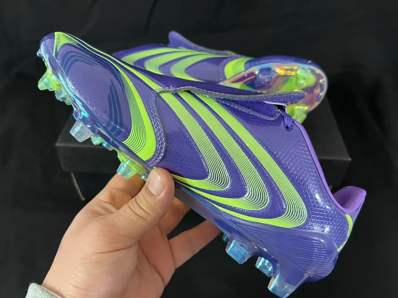 Adidas F50 Chaussures de football avec upper violet vert iridescent, graphiques de vague néon lime et semelle pour terrain ferme 4