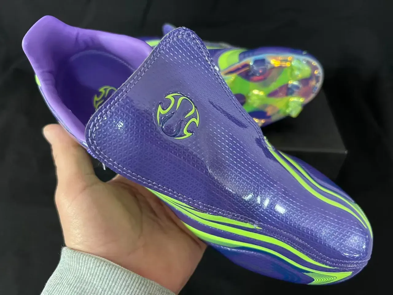 Adidas F50 Chaussures de football avec upper violet vert iridescent, graphiques de vague néon lime et semelle pour terrain ferme 5
