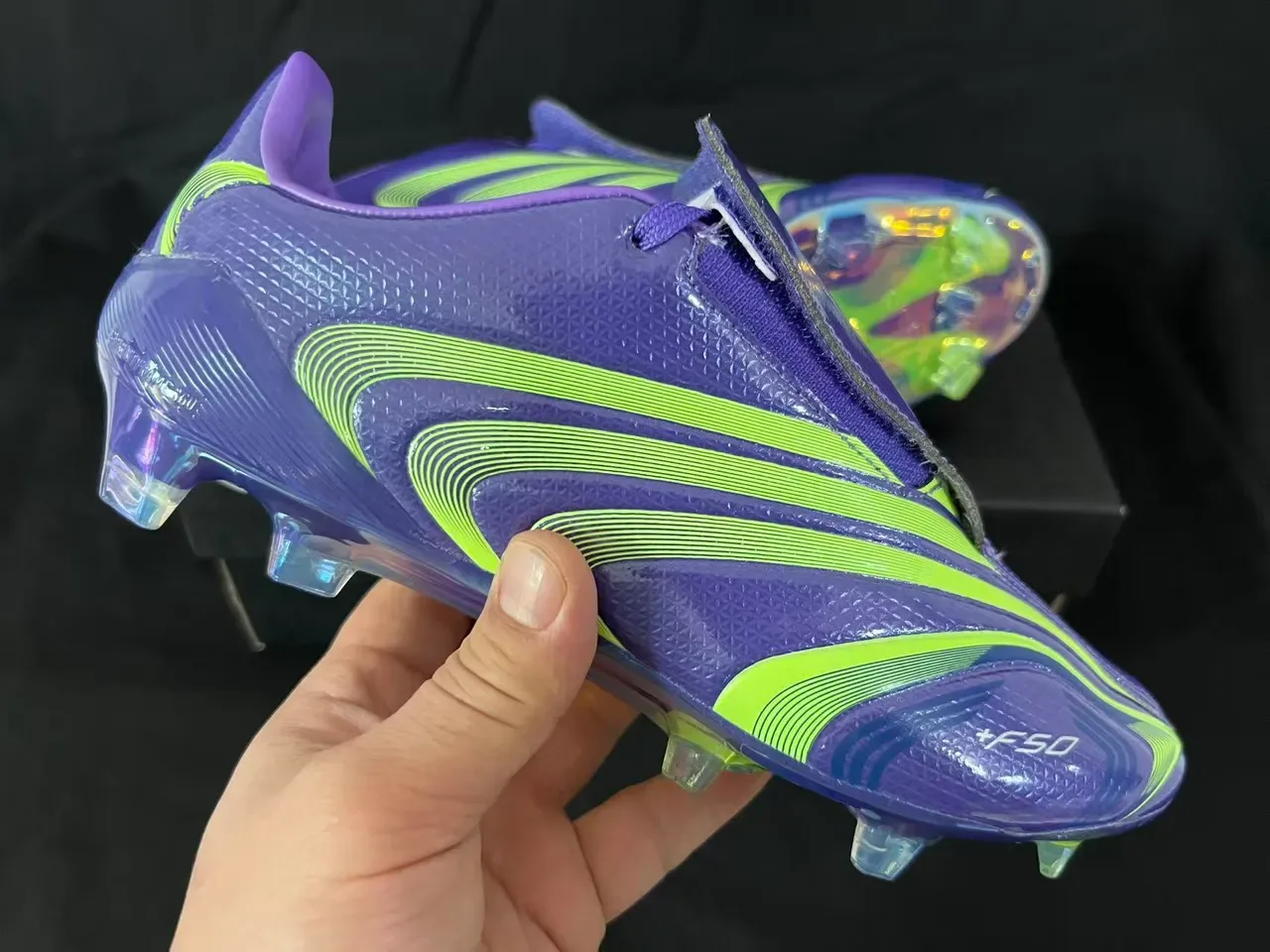 Adidas F50 Chaussures de football avec upper violet vert iridescent, graphiques de vague néon lime et semelle pour terrain ferme 6