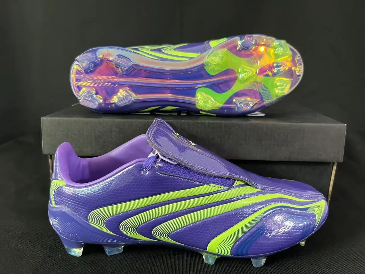Adidas F50 Chaussures de football avec upper violet vert iridescent, graphiques de vague néon lime et semelle pour terrain ferme 7