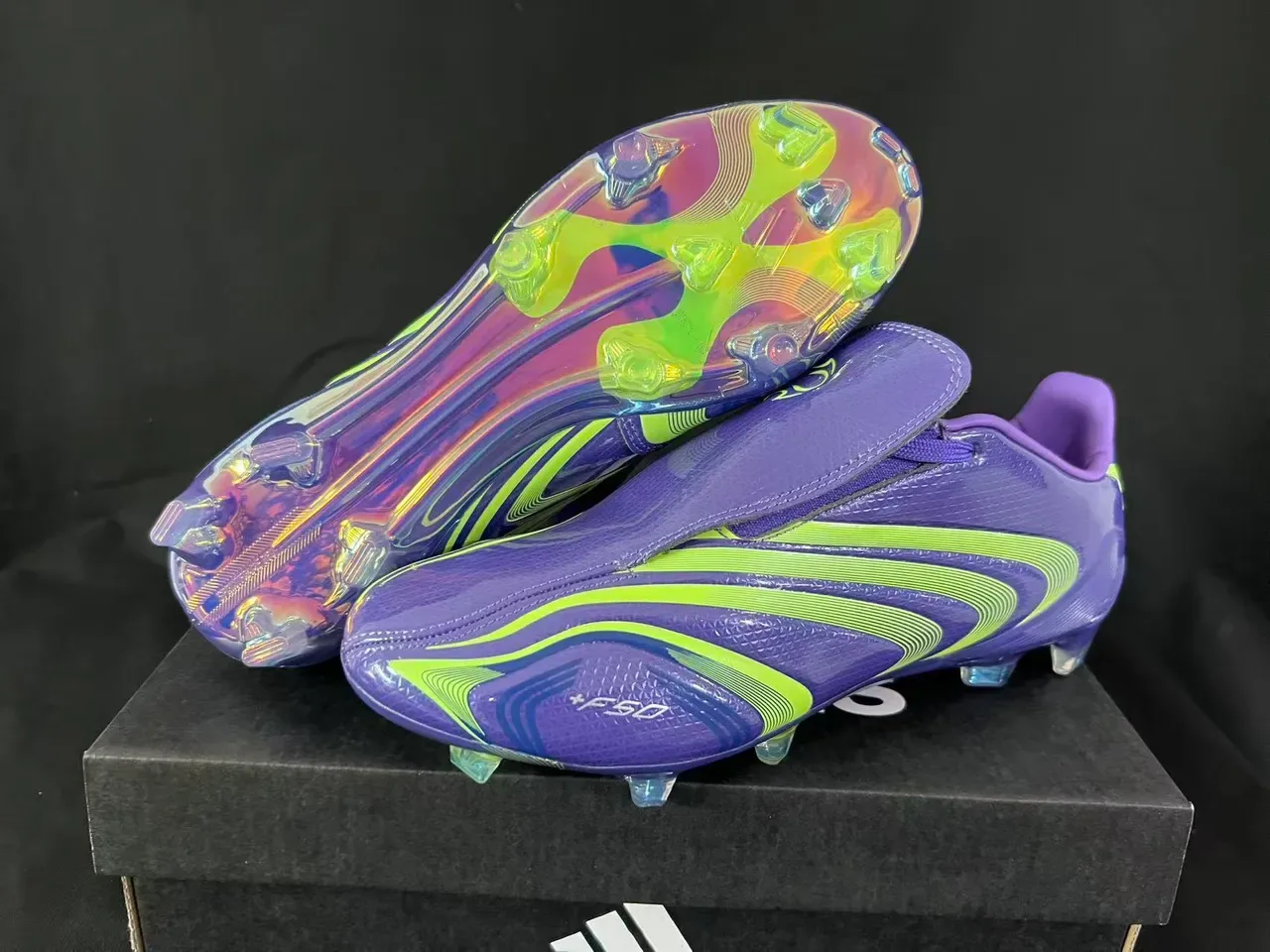 Adidas F50 Chaussures de football avec upper violet vert iridescent, graphiques de vague néon lime et semelle pour terrain ferme 8