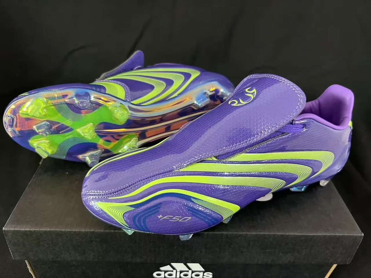 Adidas F50 Chaussures de football avec upper violet vert iridescent, graphiques de vague néon lime et semelle pour terrain ferme 9