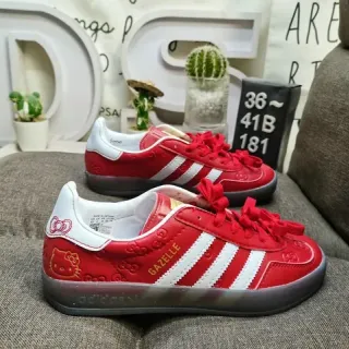 Adidas Gazelle लाल और सफेद लाइफस्टाइल स्नीकर