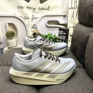 Adidas gris beige léger coureur perforé trois rayures overlay chaussures de course