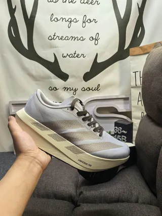 Adidas gris beige léger coureur perforé trois rayures overlay chaussures de course 5