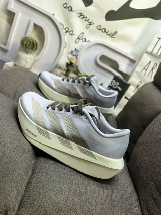 Adidas gris beige léger coureur perforé trois rayures overlay chaussures de course 7