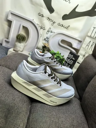 Adidas gris beige léger coureur perforé trois rayures overlay chaussures de course 9