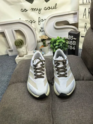 Adidas gris beige léger coureur perforé trois rayures overlay chaussures de course 10