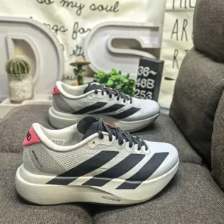 Adidas Gris Noir Upper en maille ingénierisée avec trois rayures latérales de branding chaussures de course
