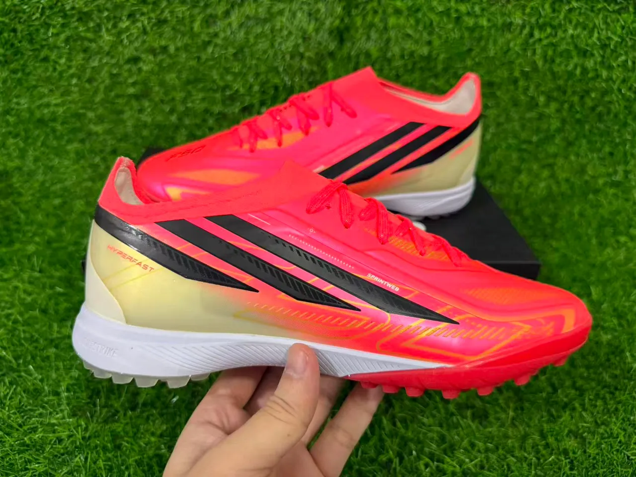 Adidas Chaussures de football rose et orange low-cut avec upper synthétique gradient néon pour gazon artificiel 2