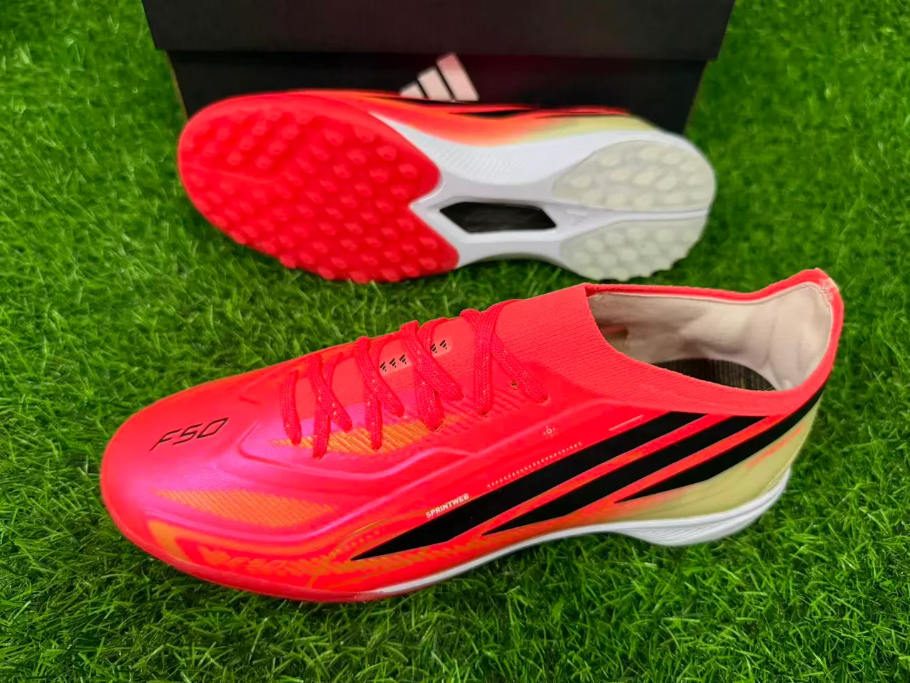 Adidas Chaussures de football rose et orange low-cut avec upper synthétique gradient néon pour gazon artificiel 3