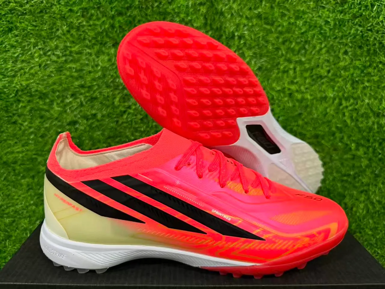Adidas Chaussures de football rose et orange low-cut avec upper synthétique gradient néon pour gazon artificiel 4