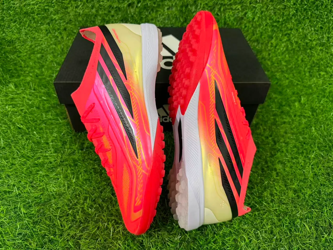 Adidas Chaussures de football rose et orange low-cut avec upper synthétique gradient néon pour gazon artificiel 5