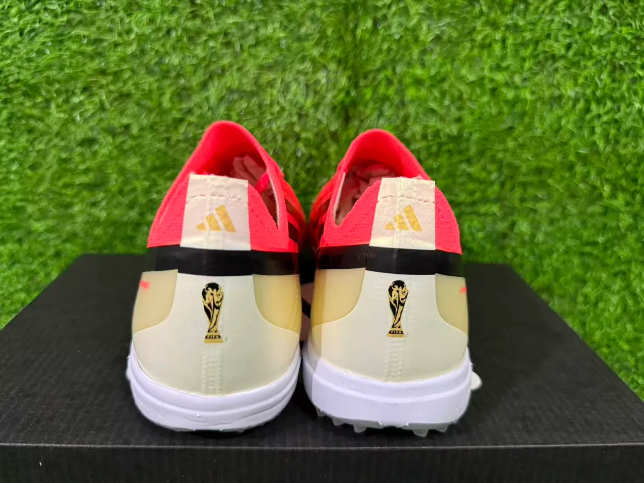 Adidas Chaussures de football rose et orange low-cut avec upper synthétique gradient néon pour gazon artificiel 6