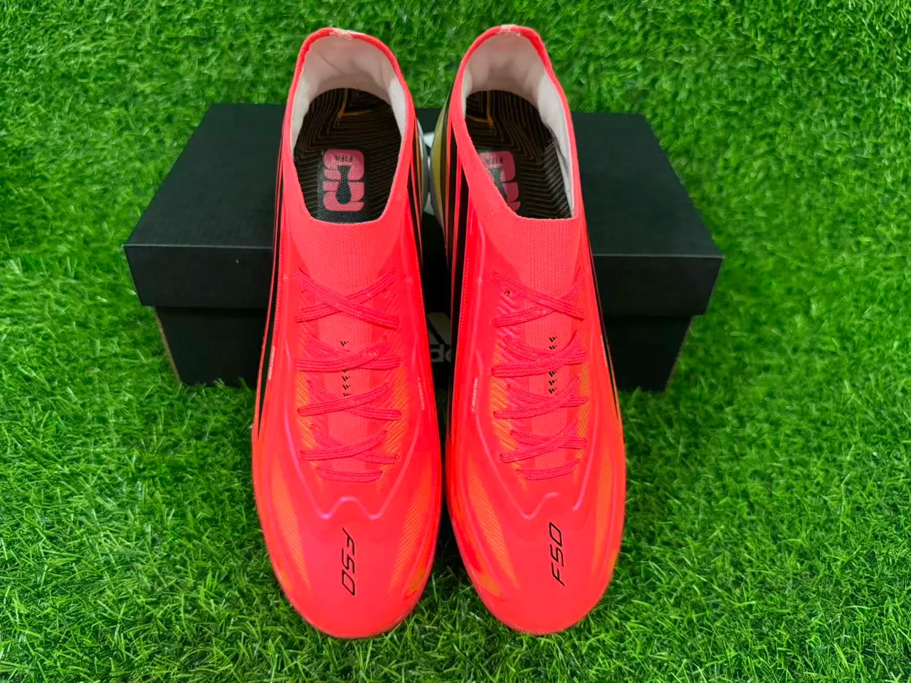 Adidas Chaussures de football rose et orange low-cut avec upper synthétique gradient néon pour gazon artificiel 7