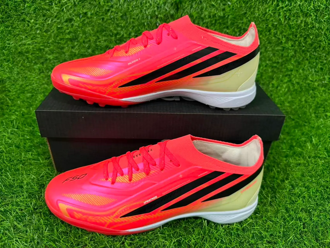 Adidas Chaussures de football rose et orange low-cut avec upper synthétique gradient néon pour gazon artificiel 9