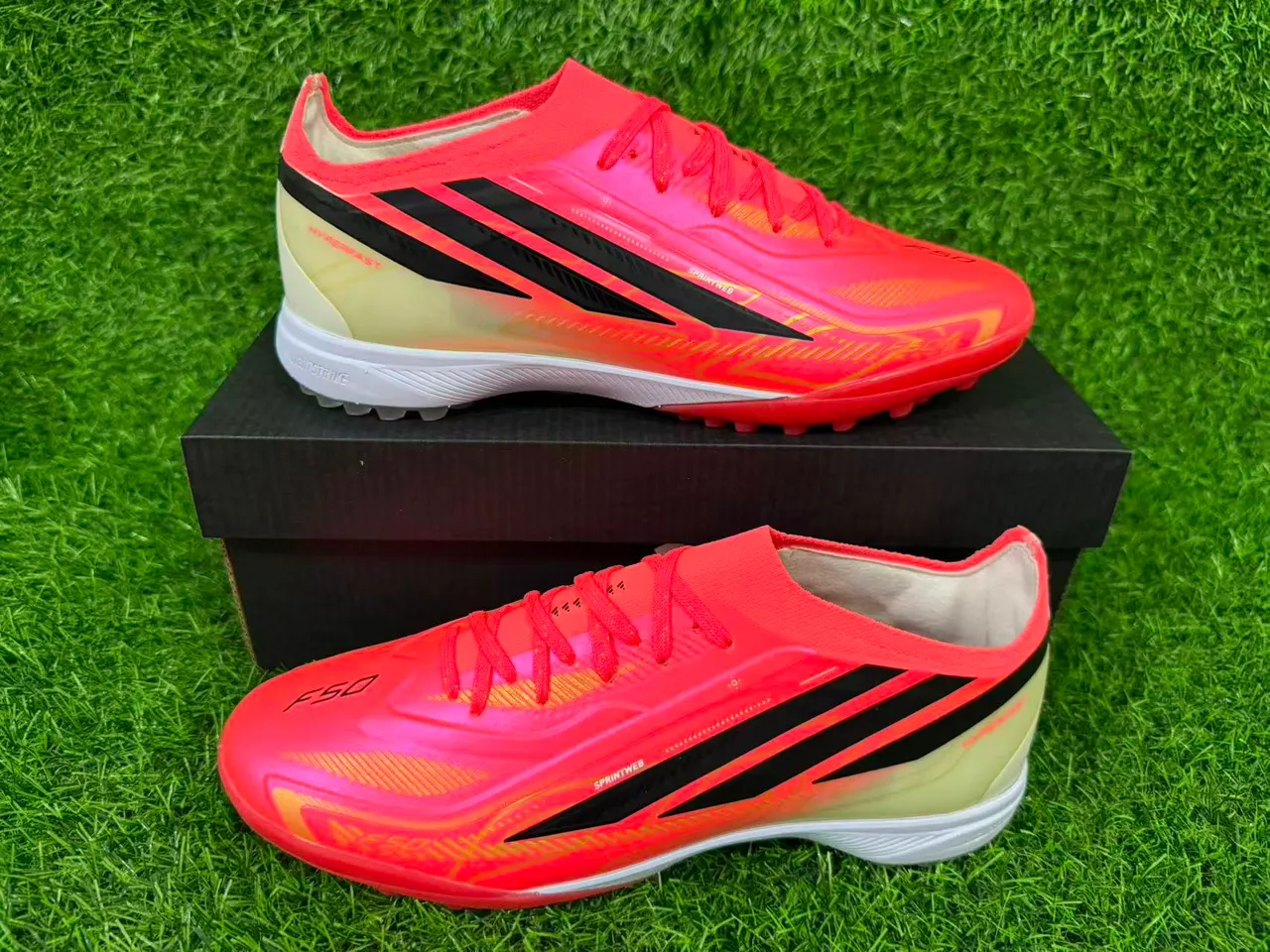 Adidas Chaussures de football rose et orange low-cut avec upper synthétique gradient néon pour gazon artificiel 10