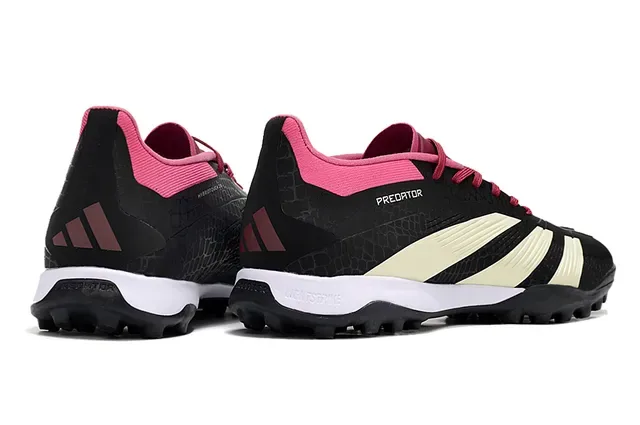 Adidas Predator Zapatos de fútbol negro y rosa con upper sintético texturizado y tacos cónicos para césped artificial 5