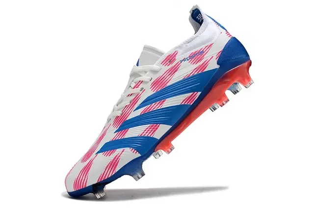 Adidas Predator Chaussures de football blanc et bleu, low-cut, upper synthétique, overlay graphique rayé en relief pour terrain ferme 2