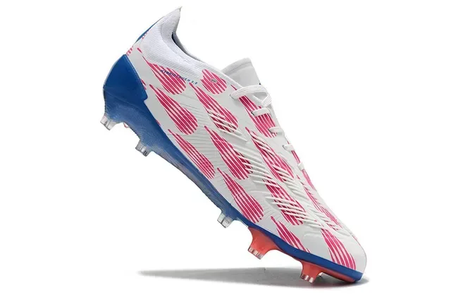 Adidas Predator Chaussures de football blanc et bleu, low-cut, upper synthétique, overlay graphique rayé en relief pour terrain ferme 3