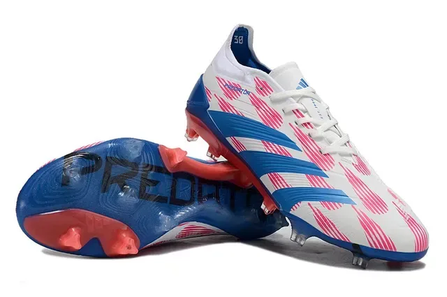Adidas Predator Chaussures de football blanc et bleu, low-cut, upper synthétique, overlay graphique rayé en relief pour terrain ferme 4