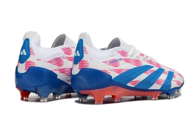 Adidas Predator Chaussures de football blanc et bleu, low-cut, upper synthétique, overlay graphique rayé en relief pour terrain ferme 5