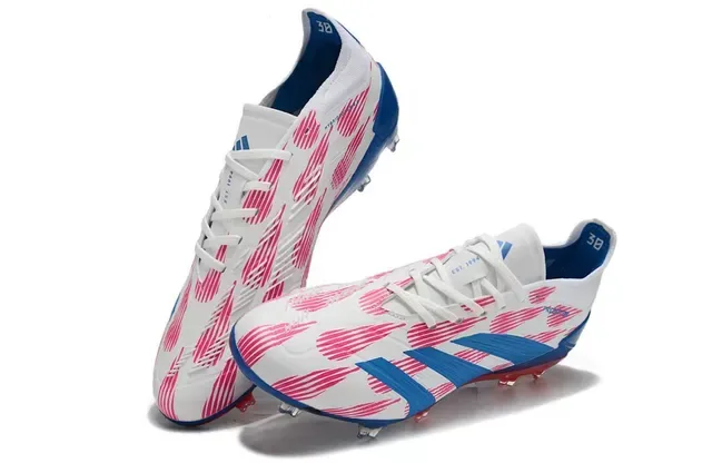 Adidas Predator Chaussures de football blanc et bleu, low-cut, upper synthétique, overlay graphique rayé en relief pour terrain ferme 7