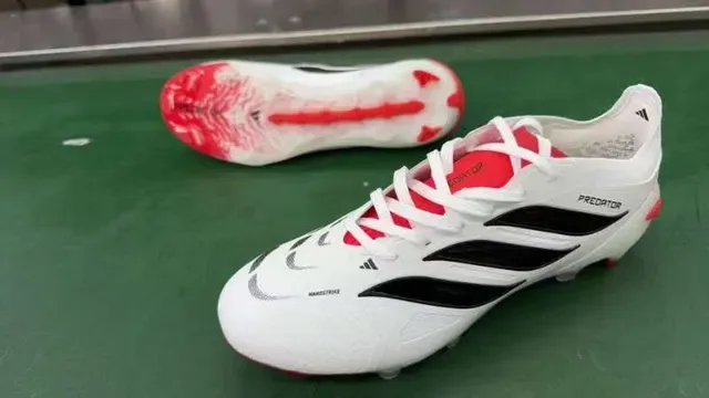 Adidas Predator blanc et rouge upper synthétique avec branding de trois rayures noires et semelle firm ground chaussures de football 8
