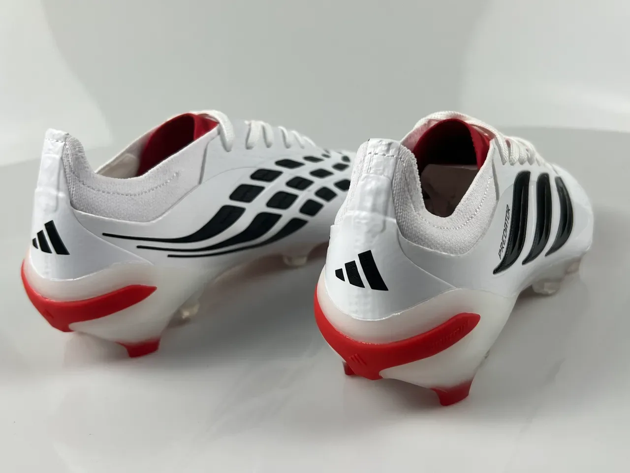 Adidas Predator blanc et rouge upper synthétique avec branding de trois rayures noires et semelle firm ground chaussures de football 9