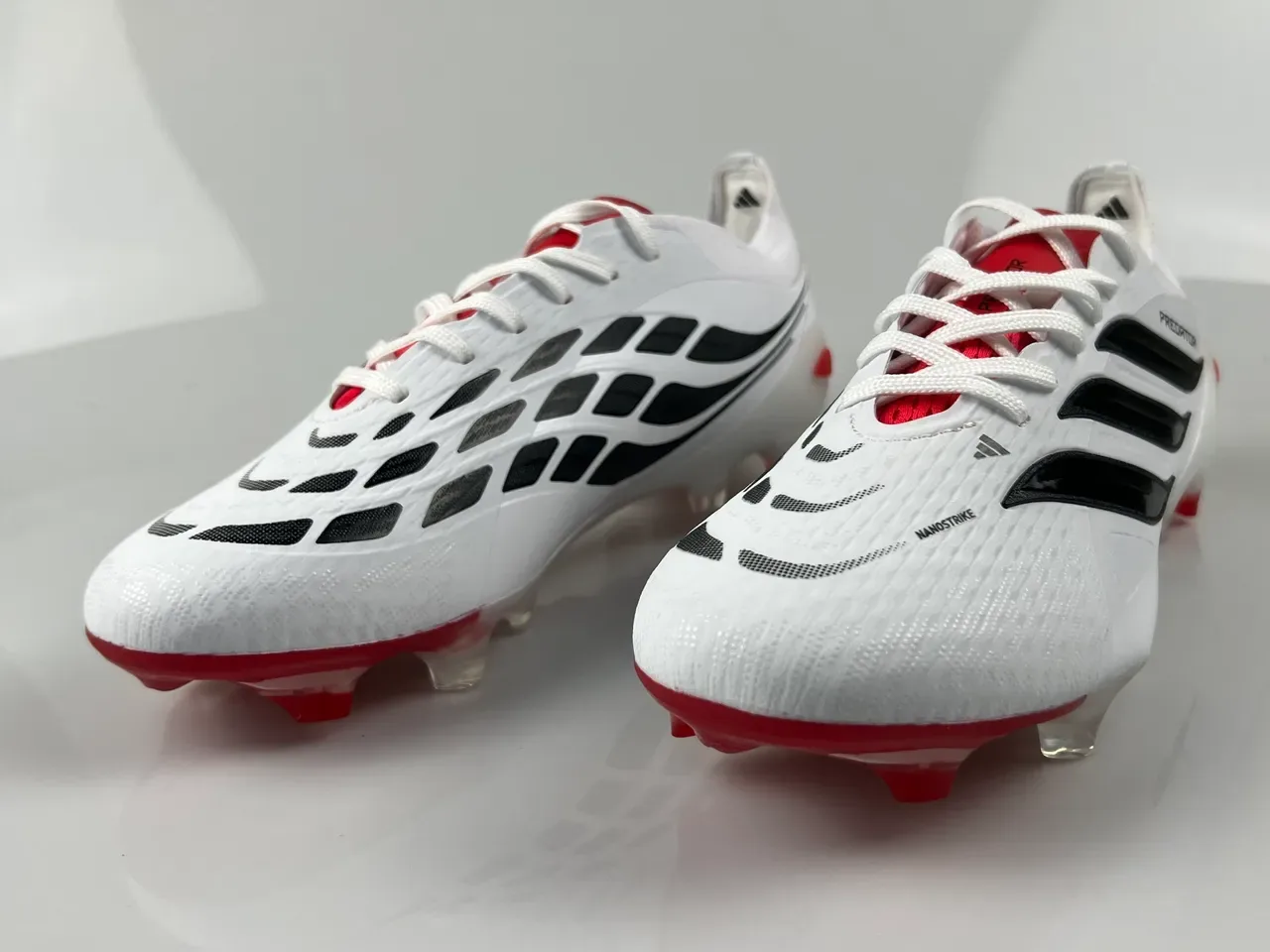Adidas Predator blanc et rouge upper synthétique avec branding de trois rayures noires et semelle firm ground chaussures de football 10