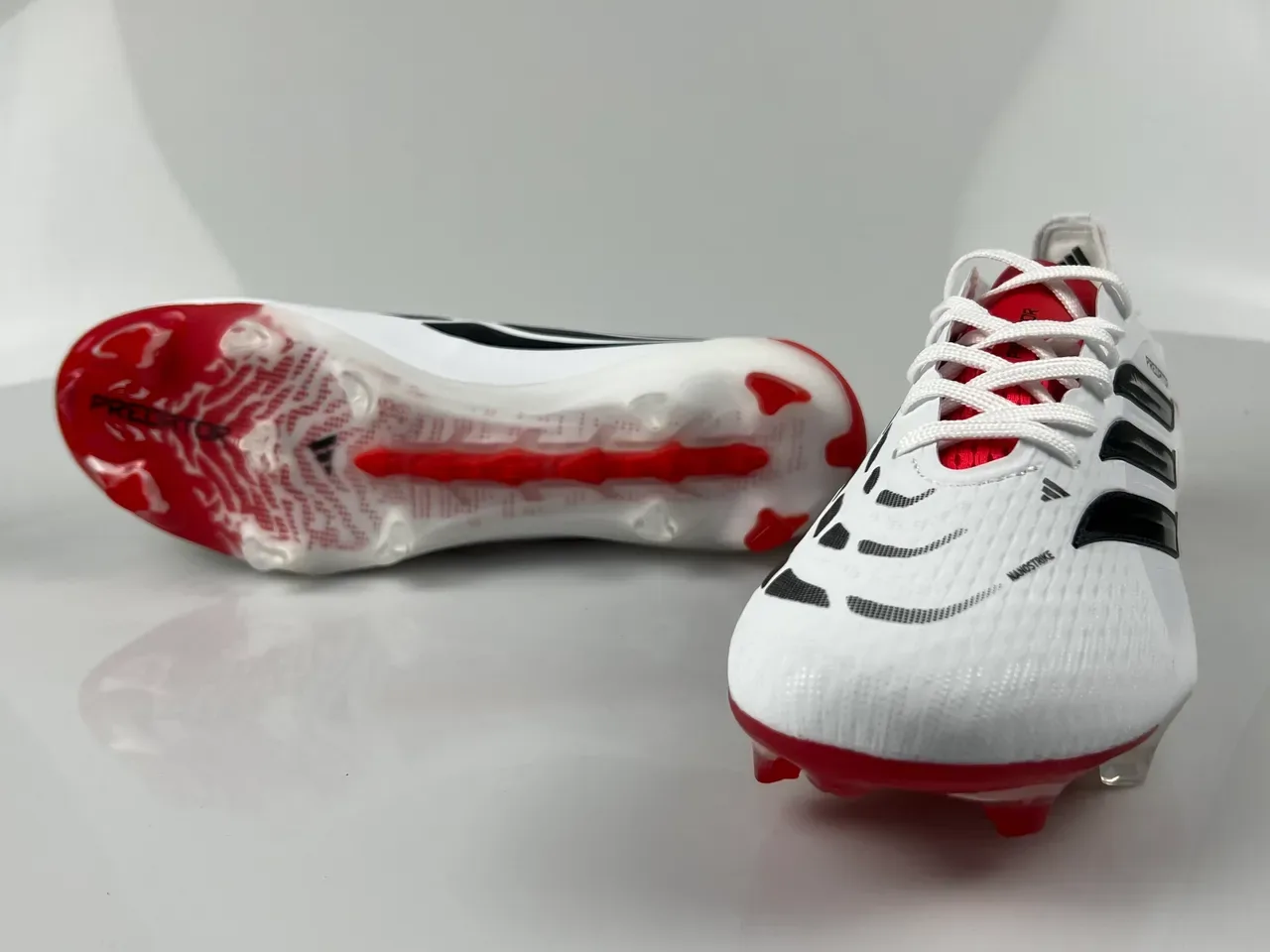 Adidas Predator blanc et rouge upper synthétique avec branding de trois rayures noires et semelle firm ground chaussures de football 11