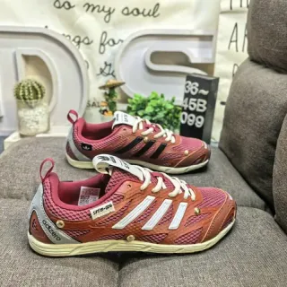 Adidas लाल भूरी सांस लेने योग्य जाली ऊपरी तीन पट्टियों वाली तरफ ब्रांडिंग लाइफस्टाइल स्नीकर