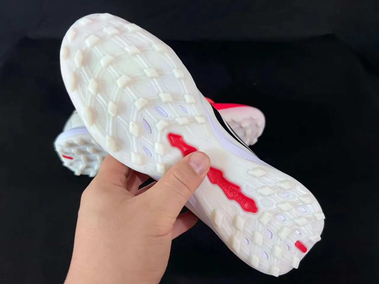 Adidas Vermelho Branco Low-Cut Sintético Superior Três Faixas Cage Overlay Turfe Sapatos de Futebol 2