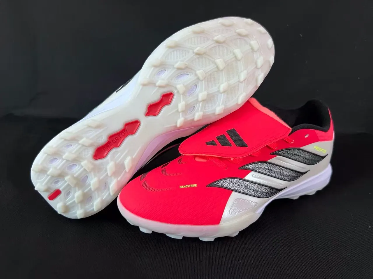 Adidas Vermelho Branco Low-Cut Sintético Superior Três Faixas Cage Overlay Turfe Sapatos de Futebol 7