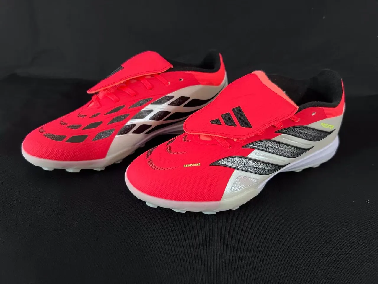 Adidas Vermelho Branco Low-Cut Sintético Superior Três Faixas Cage Overlay Turfe Sapatos de Futebol 9