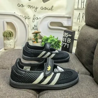 Adidas Samba Classic क्रीम और काला लाइफस्टाइल स्नीकर