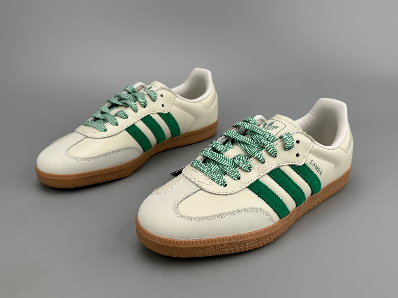 Adidas Samba Off-White 和绿色生活方式运动鞋 9