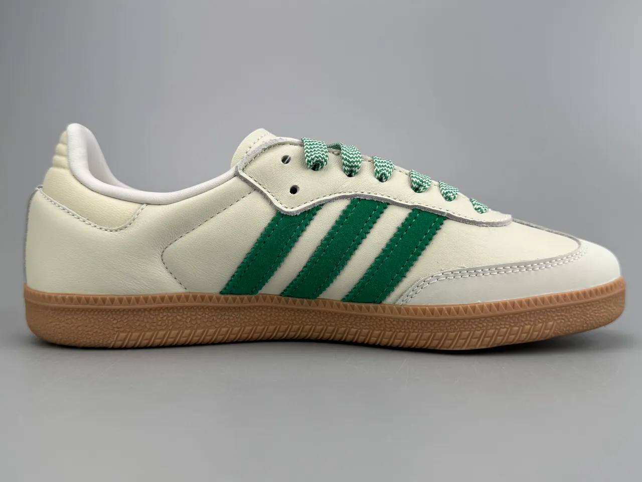 Adidas Samba Off-White 和绿色生活方式运动鞋 10