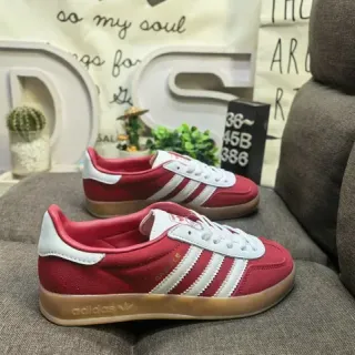 Adidas Samba OG लाल और सफेद लाइफस्टाइल स्नीकर