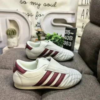 Adidas Samba OG सफेद और बर्गंडी लाइफस्टाइल स्नीकर
