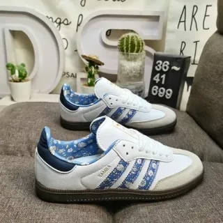 Adidas Samba सफेद नीली फूल प्रिंट लाइफस्टाइल स्नीकर