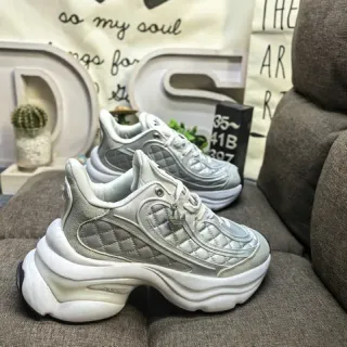 Adidas أحذية فضية بيضاء مبطنة معدنية علوية منحوتة طبقات متعددة كعب سميك