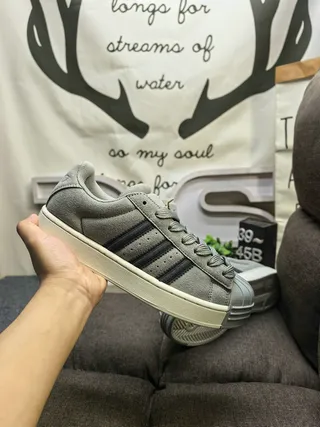 Adidas Superstar 黑色和紫色生活方式运动鞋 5