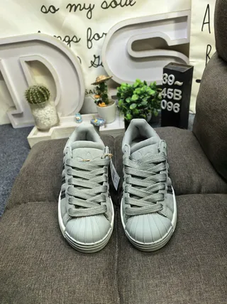 Adidas Superstar 黑色和紫色生活方式运动鞋 10