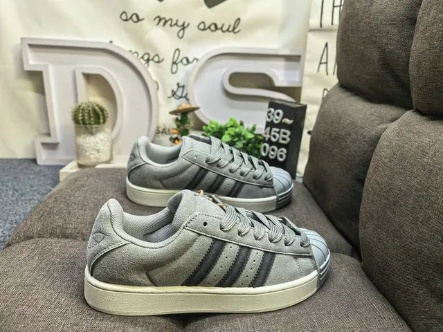 Adidas Superstar 黑色和紫色生活方式运动鞋 11