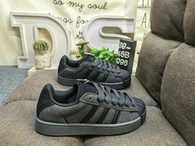 Adidas Superstar 黑色和紫色生活方式运动鞋 21