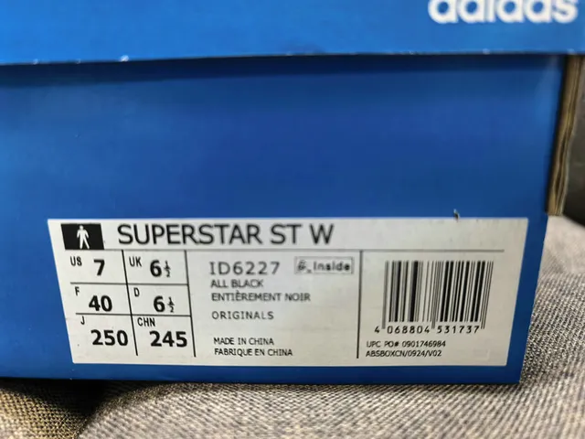 Adidas Superstar 黑色和紫色生活方式运动鞋 22