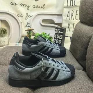 Adidas Superstar ग्रे और काला लाइफस्टाइल स्नीकर
