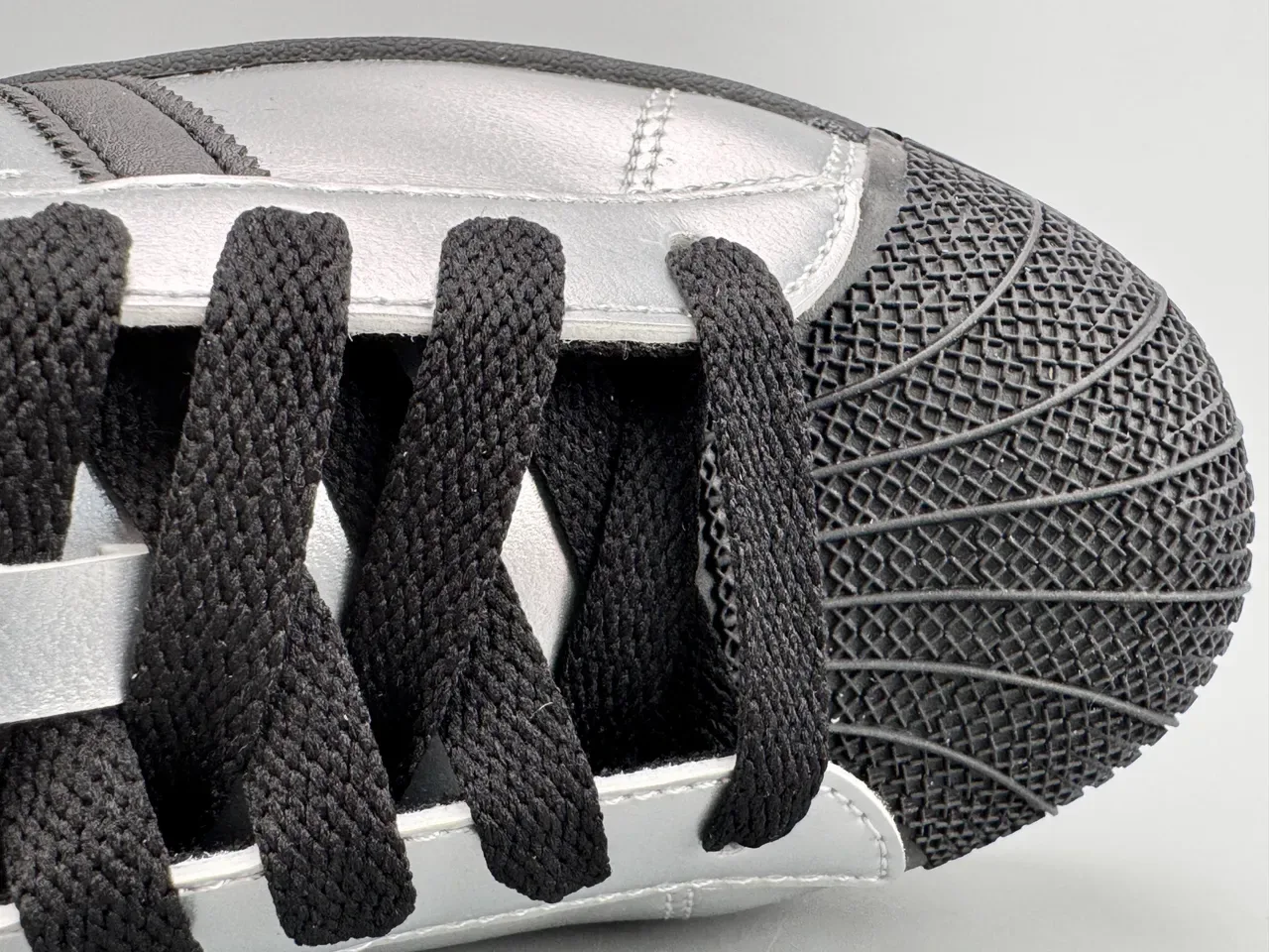 Adidas Superstar Argent Métallique et Noir Lifestyle Sneakers 2