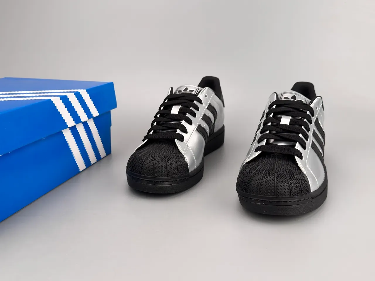 Adidas Superstar Argent Métallique et Noir Lifestyle Sneakers 3